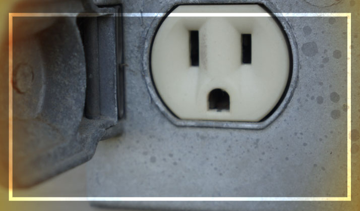 How to Dry Out an Outdoor Outlet